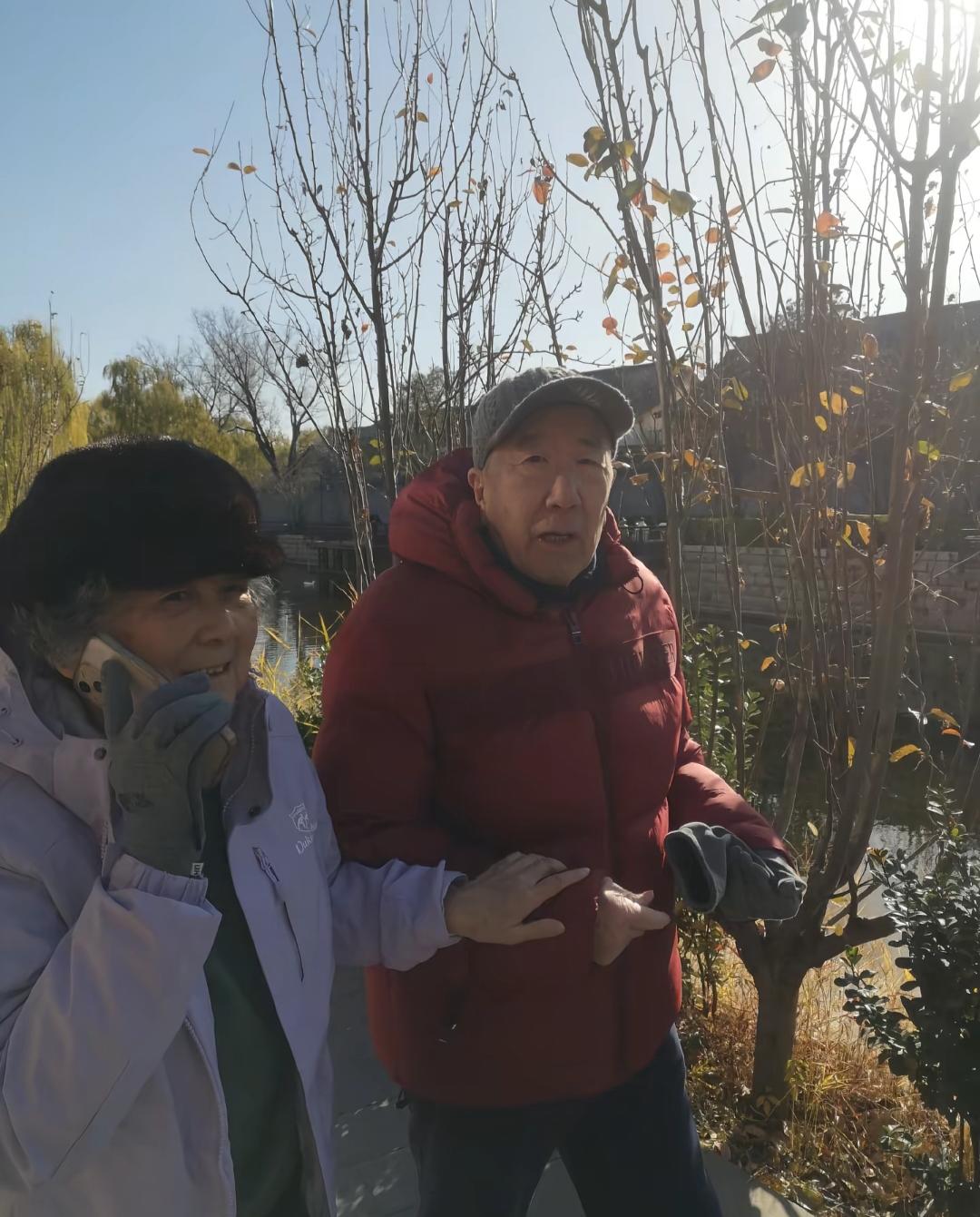 89岁老戏骨携妻子出游，雷恪生穿搭时髦，状态年轻，妻子罕见露面。12月16日，