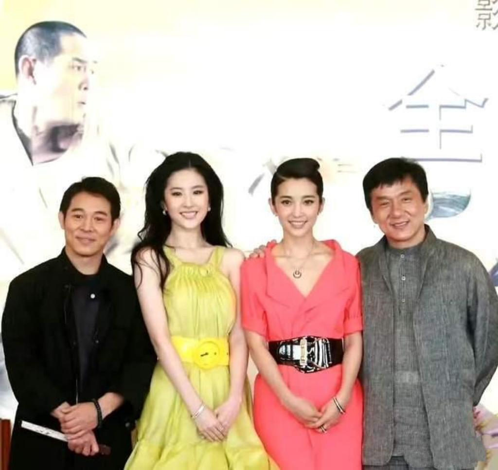 4星同框：身着一袭明黄色露肩长裙的刘亦菲青丝如墨，兰手纤纤，云鬓花颜；穿着粉红衣