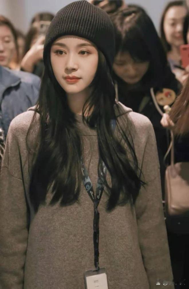 王子文留回长发也太惊艳了！一袭卫衣连衣裙搭配长筒靴，减龄又时髦，还特别显高，氛围