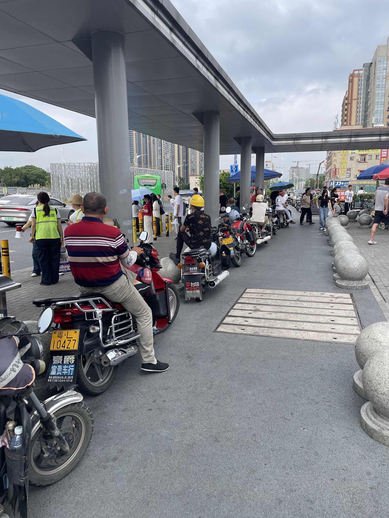 到坪山区坑梓街道见友人，到沙田地铁站后感觉回到了老东北老家，电动摩托车接客特别多