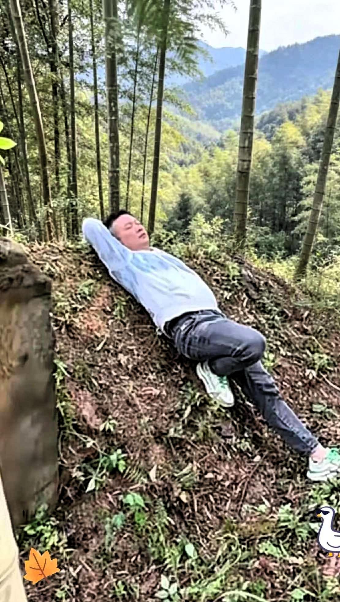 遗憾终生，一位男子清明节给父亲去上坟后，躺在父亲坟上说：我这一生，没见过你的模样