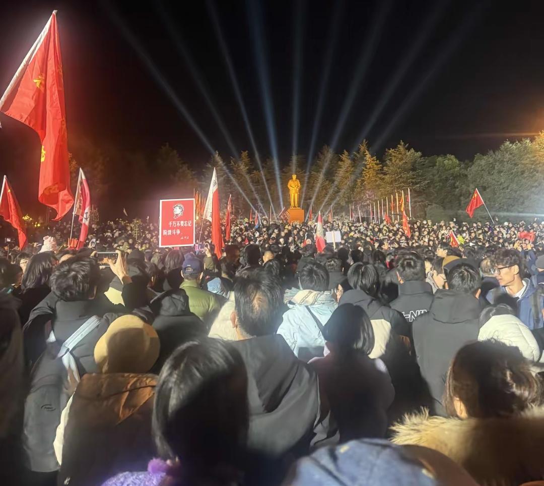 12月26日是伟大毛主席的诞辰今天凌晨，为了庆祝毛主席华诞，湘潭毛泽东故居前人