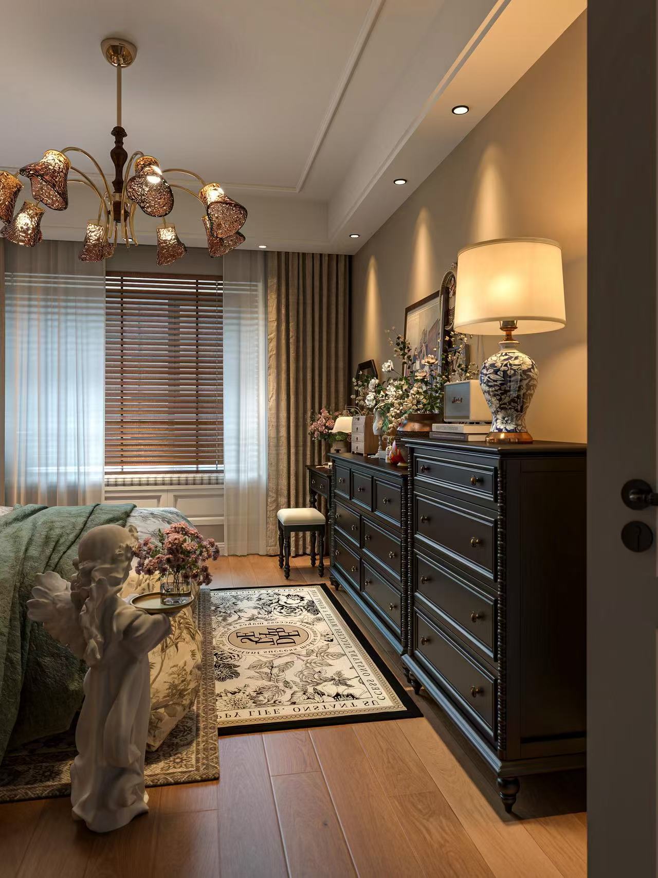 果然，复古美式卧室的氛围感还得靠软装！