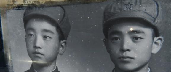 1950年，路边一战士吃炒花生，降边嘉措闻香央求，能不能给我一小把？战士抬头看他