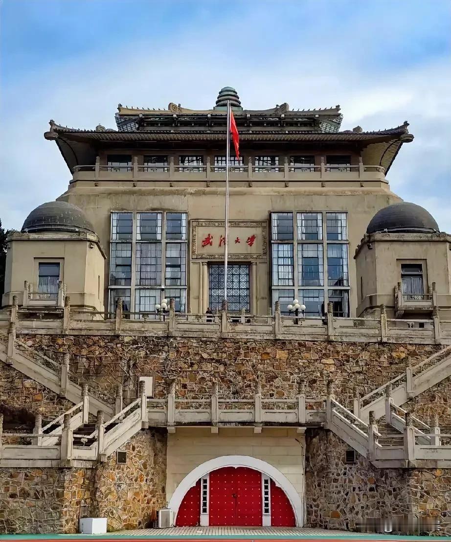 急于处分、迟于改错！在图书馆性骚扰这件事上，武大2次错误做法让人诟病。杨某指