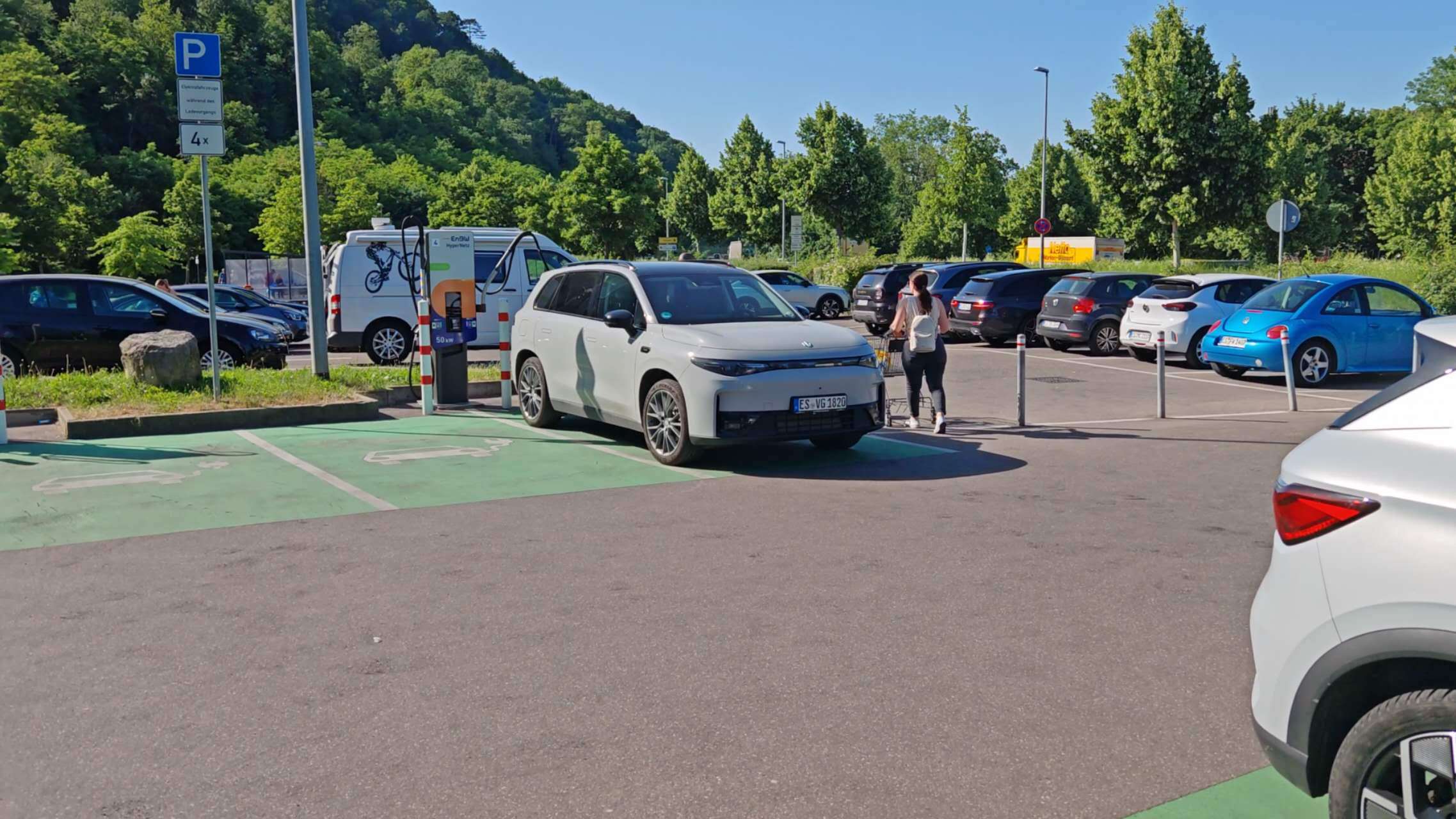 朋友发来一张图配文：遇到了…我：在国外只要看到中国车，大家是不是都会大惊小怪的大