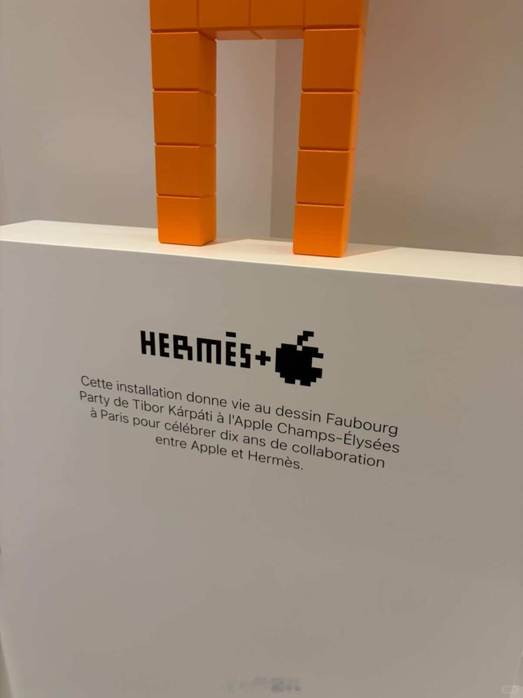 为了纪念AppleWatch与爱马仕联名款合作十周年，艺术家Marlène