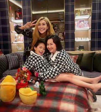 何超琼与何超盈女儿穿亲子装何超琼与何超盈女儿穿同款外套何超琼与何超盈女儿穿亲子