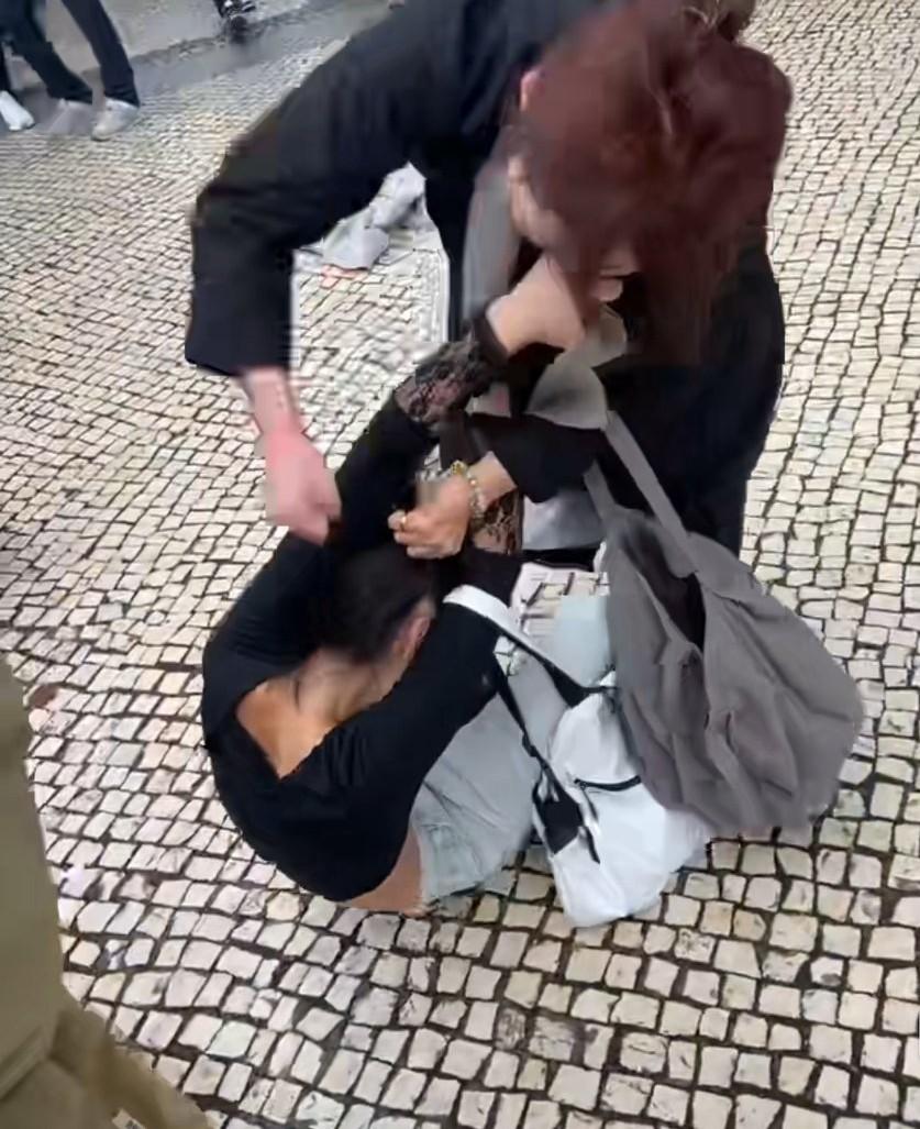 网上流出的一段视频:穿大衣的女子持续对穿牛仔裤的女子进行殴打,而且看着不把对手打