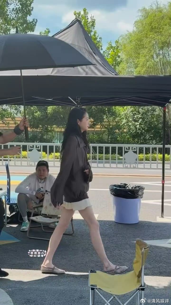 关晓彤腿部比例怎么看都看不腻的存在，身材比例也是非常优秀，满屏的大长腿看得我们也