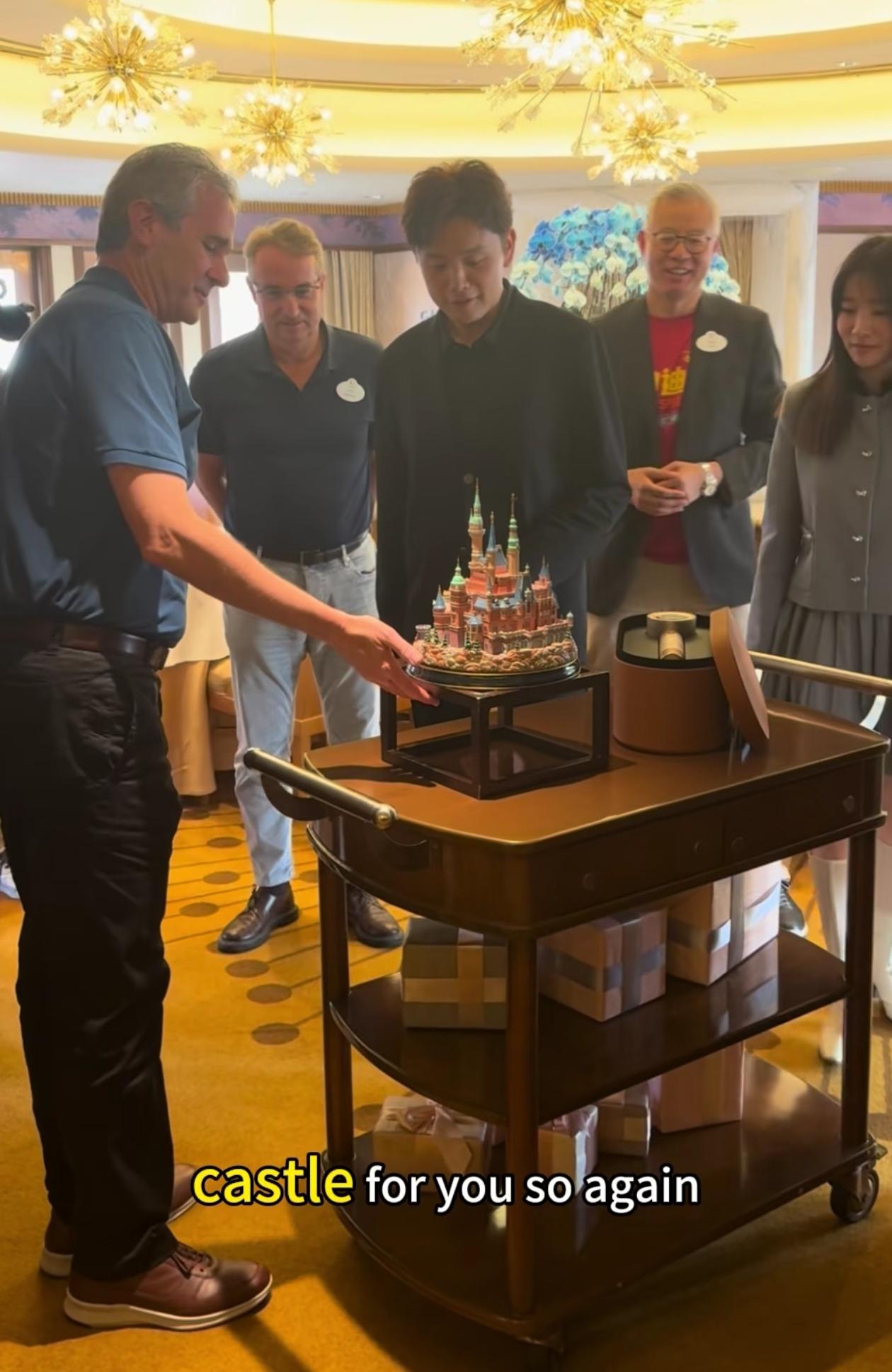 5月22日，俞浩5万人订单惊动迪士尼总裁包兆天，亲自接待俞浩，并送上为他特别定制
