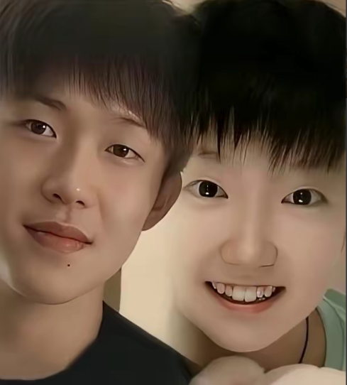 今年七夕，莎莎和大头这糖分超标啦！莎莎采访说吃了大盘鸡，大头也说在新