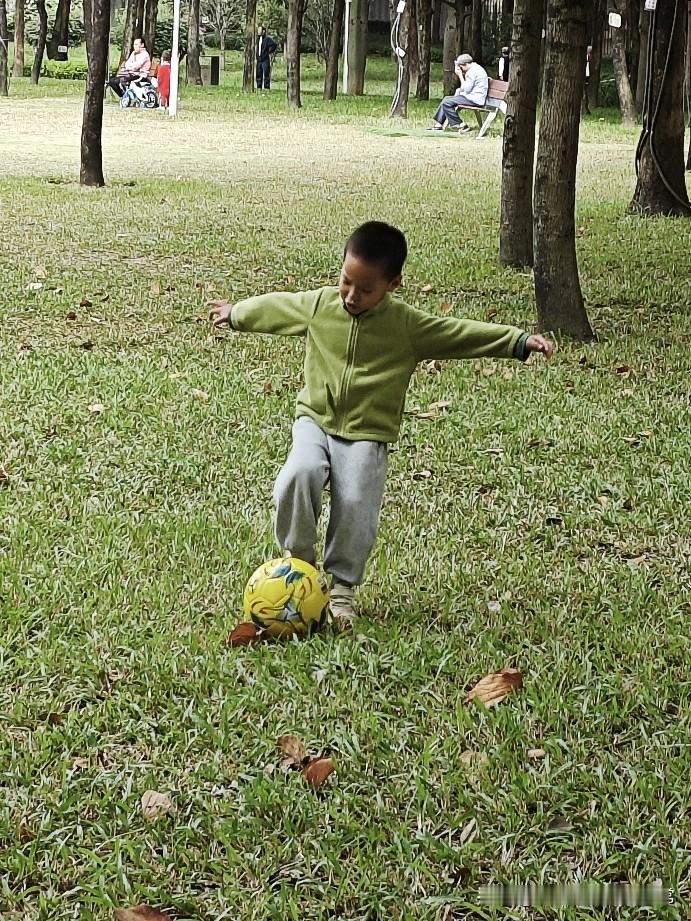 中国十几亿人，所以为什么不发展足球课!中国14亿人，难道真缺会踢球的好苗子