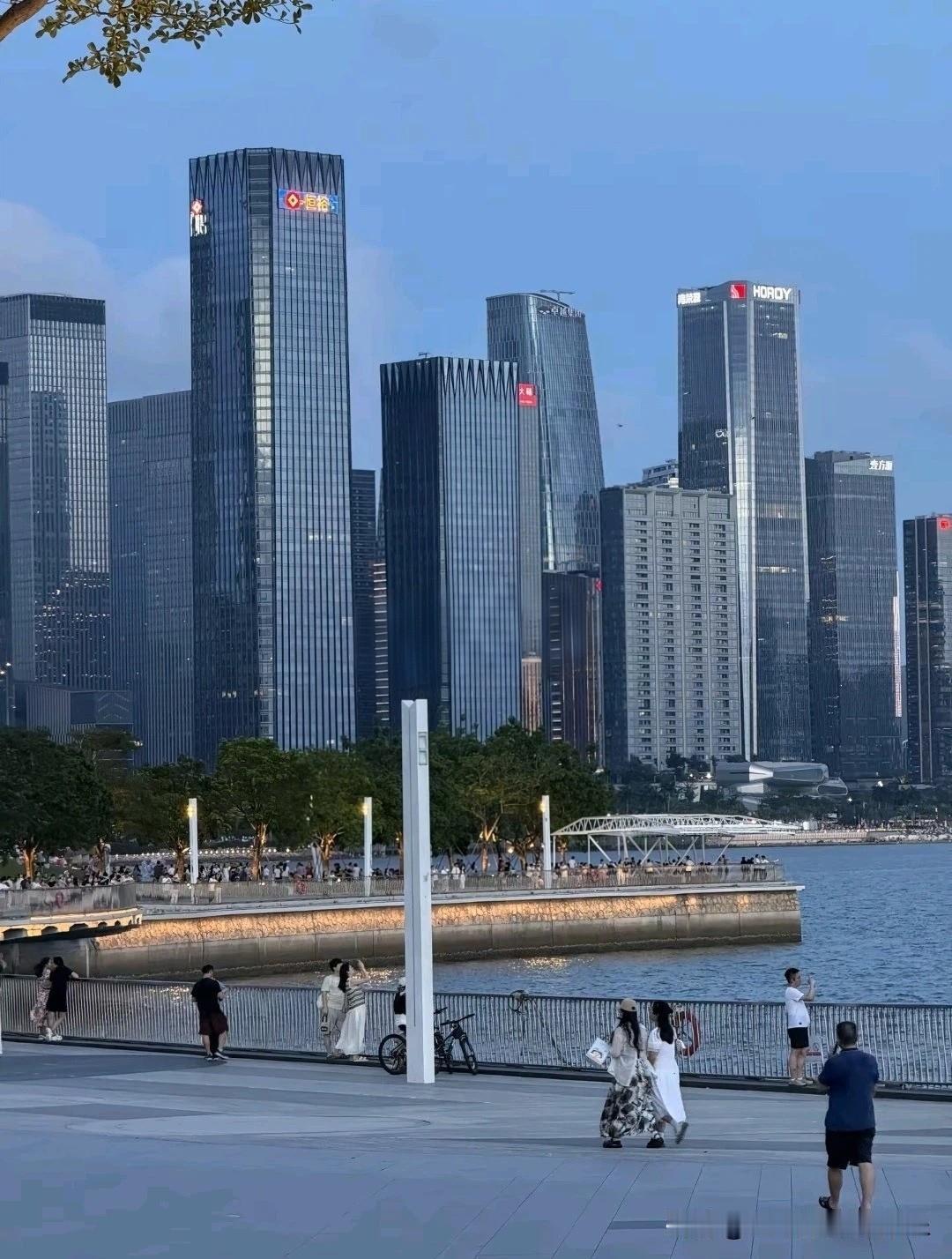 按照国际经验，房地产下跌周期一般是5-6年，跌幅在30%-40%区间。我们这
