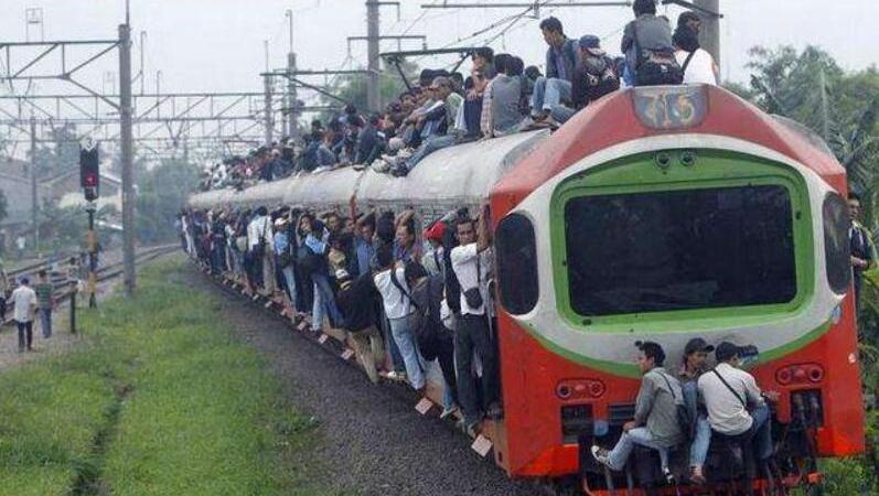 印度人坐中国400多时速的高铁, 直接被中国速