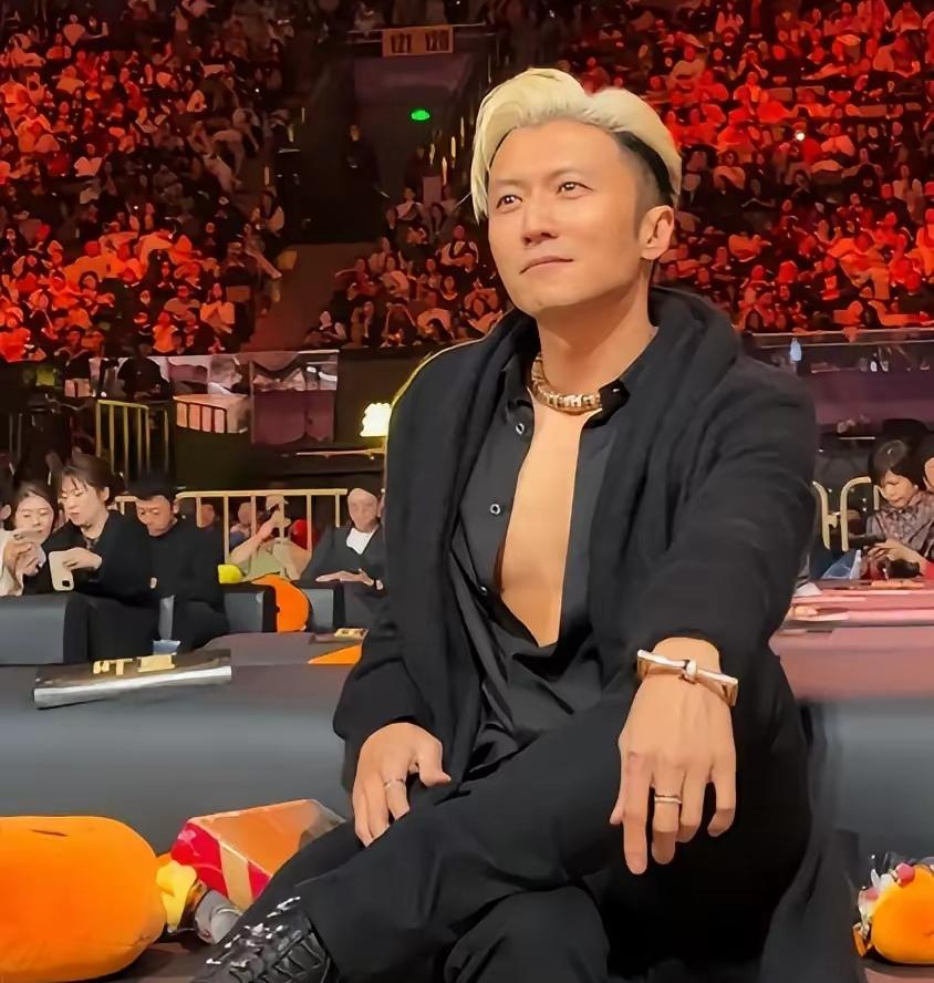 他就这样帅帅地坐在那里，撑起了香港电影人最后的体面。作为港娱最后一个巨星，谢霆锋