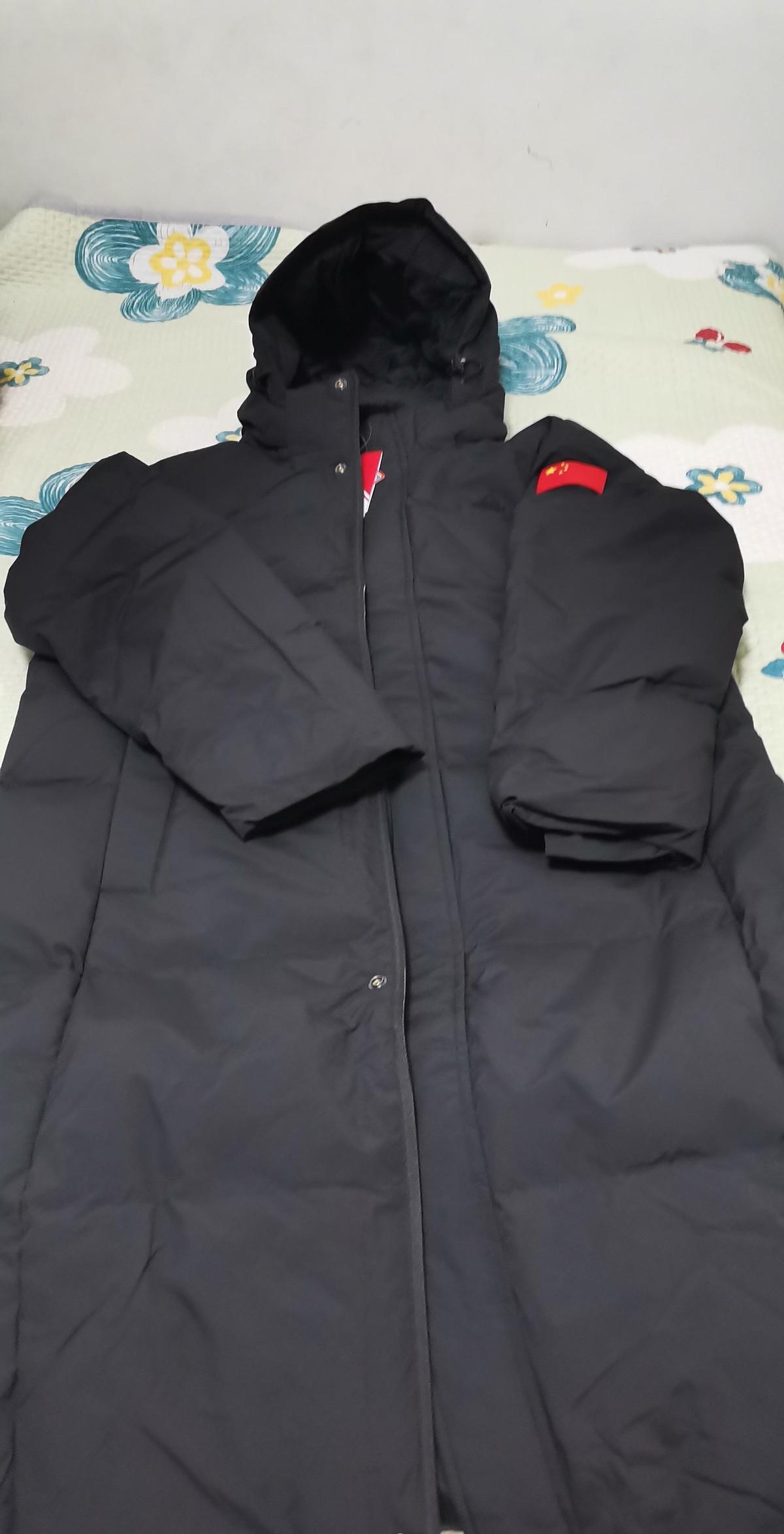 父子俩逛银座匹克，一眼相中白羽绒服，袖子上的小红旗亮得晃眼。店员说白鸭绒保暖，