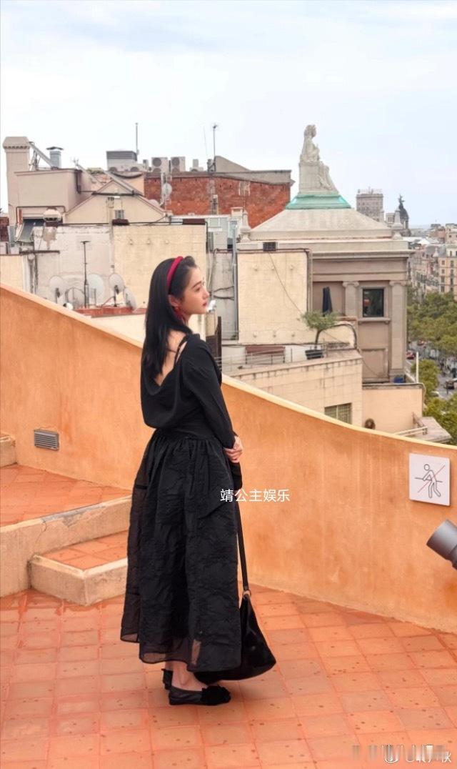 关晓彤带妈妈去巴塞罗那旅游了，母女俩长得好像​​​