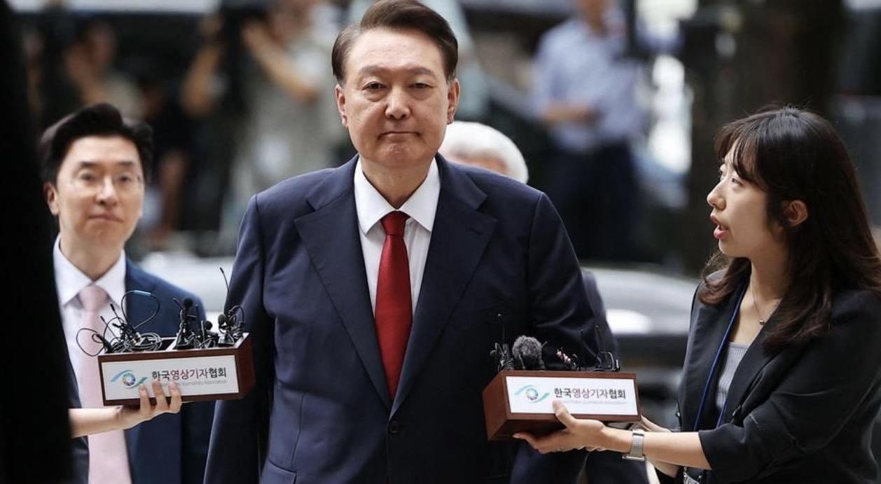 韩国前总统尹锡悦又闹出幺蛾子！这位4月就被弹劾下台的总统，现在关在拘留所里，面临