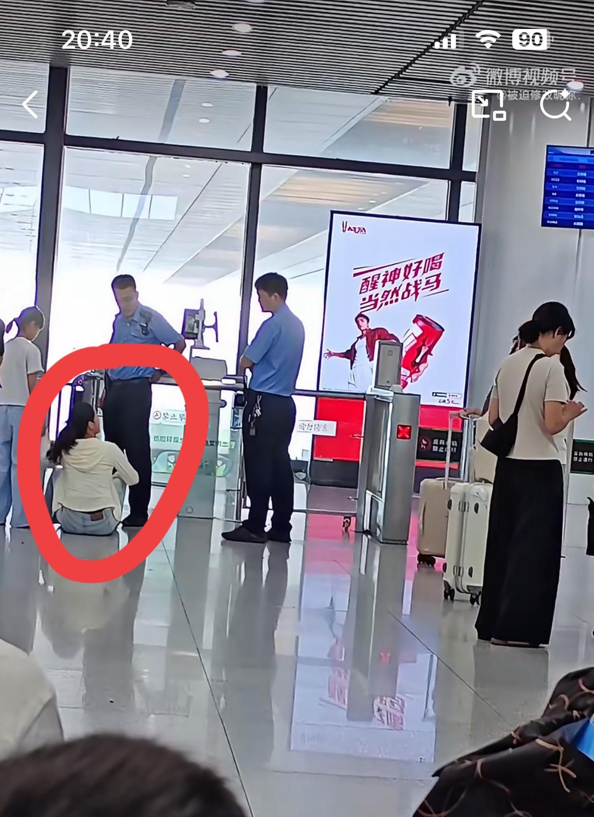 南京南站一个妈妈大闹检票口，因为她带着孩子误车了。检票口已经关闭关闭4分钟，