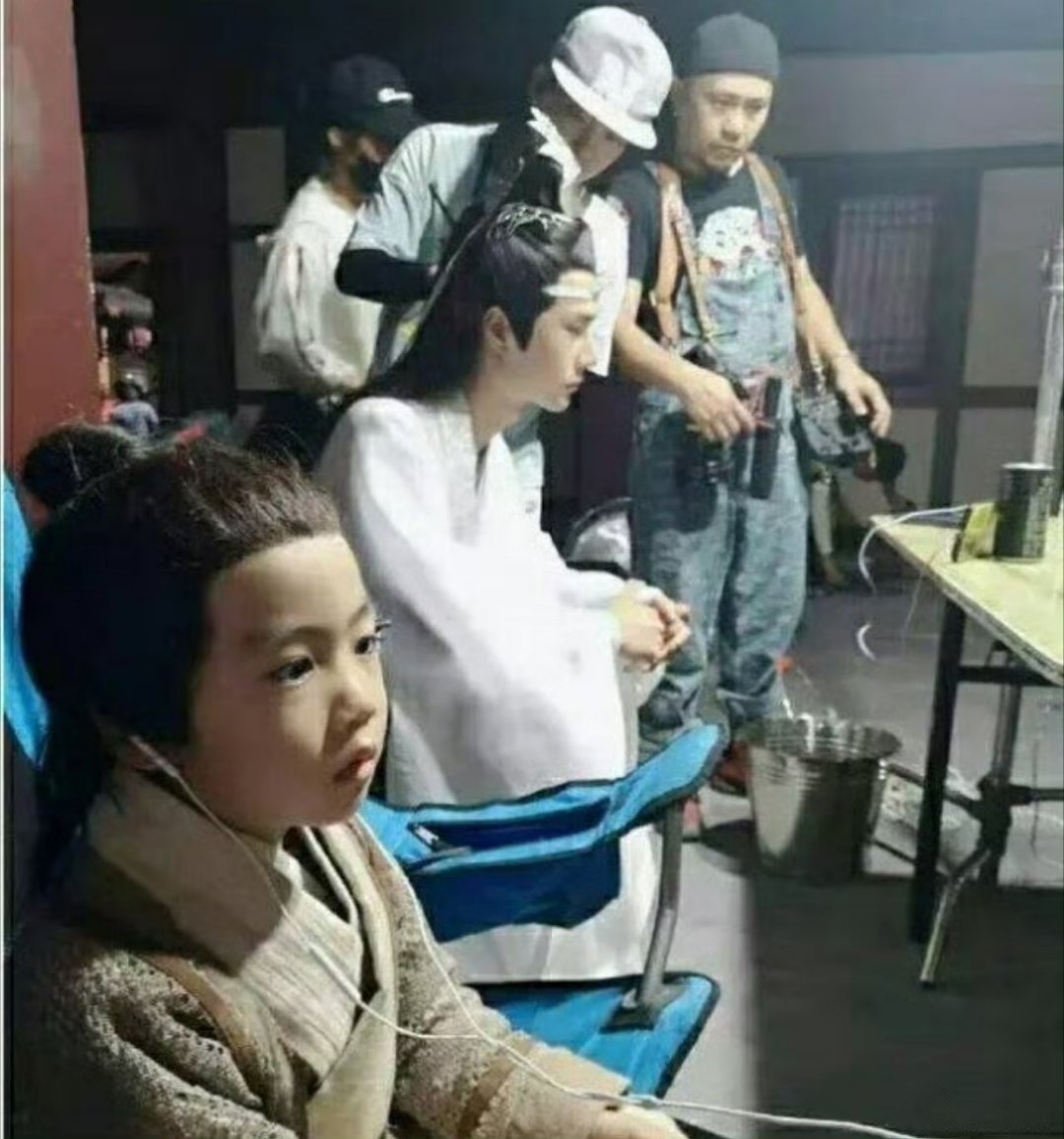 卧槽没见过这张！原来王一博对面坐着肖战在搞妆造