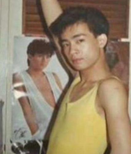 1980年的一天，13岁的陈小春兴冲冲地跑回家对父亲说：“卖掉小弟弟可以得到30