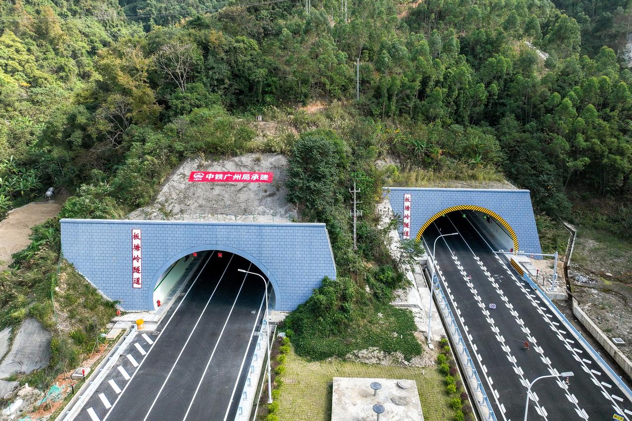 大山看风景，其实也是不错的，已全线贯通的中阳信高速，在开平至信宜段基本都是穿山而