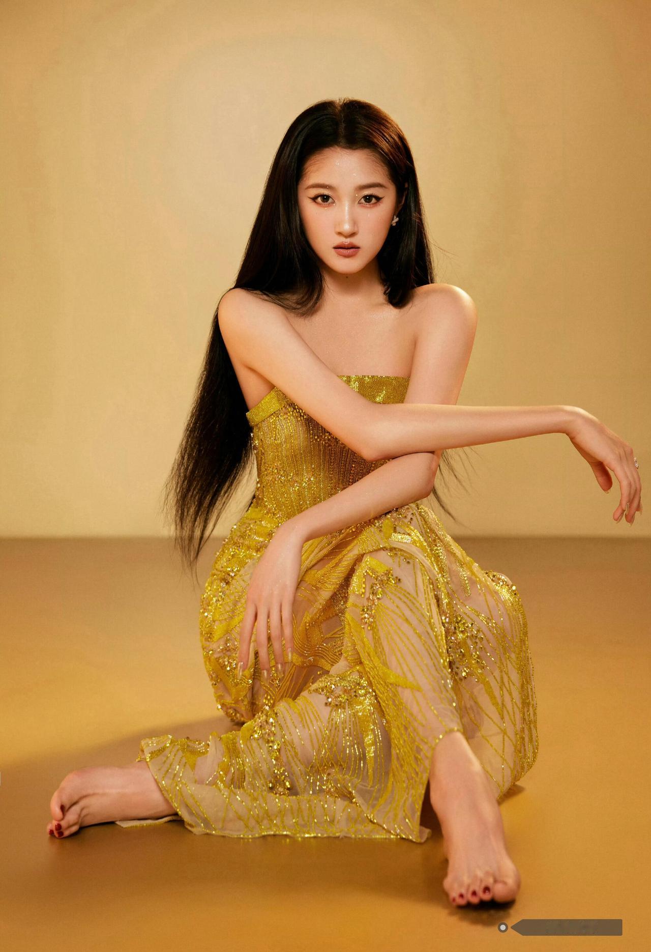 以前大家看着长大的乖乖女，现在突然解锁了，既纯又欲又风情。是谁说她土的，