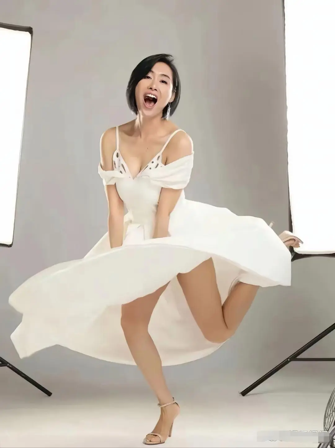 54岁朱茵再现梦露经典动作造型