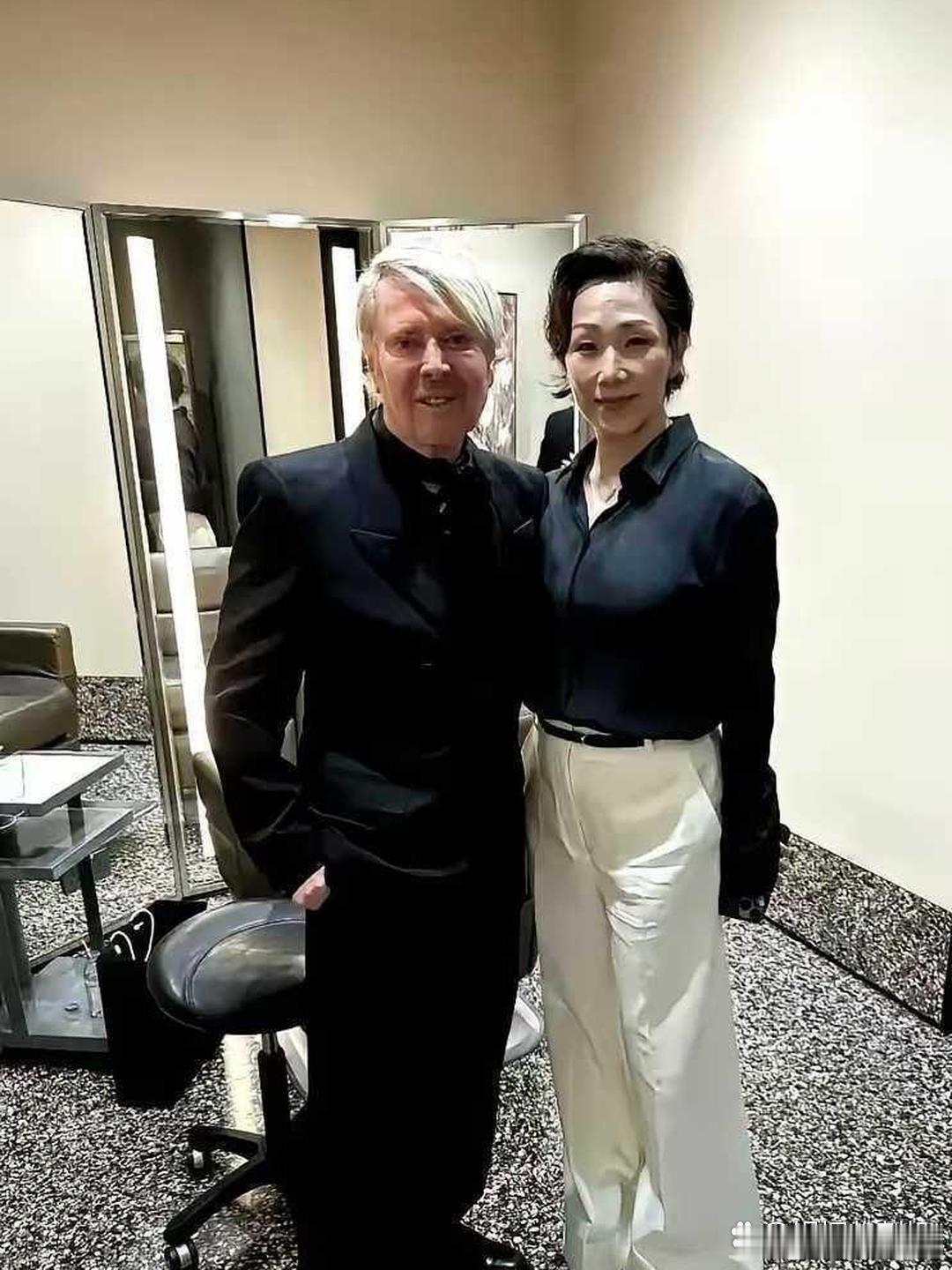 差点没认出这是林忆莲，和如今的模样相比，变化着实不小。