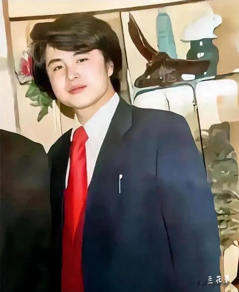 还认得他吗？徐少华，《西游记》里的第一任“唐僧”，年轻帅气，风华绝代。1984