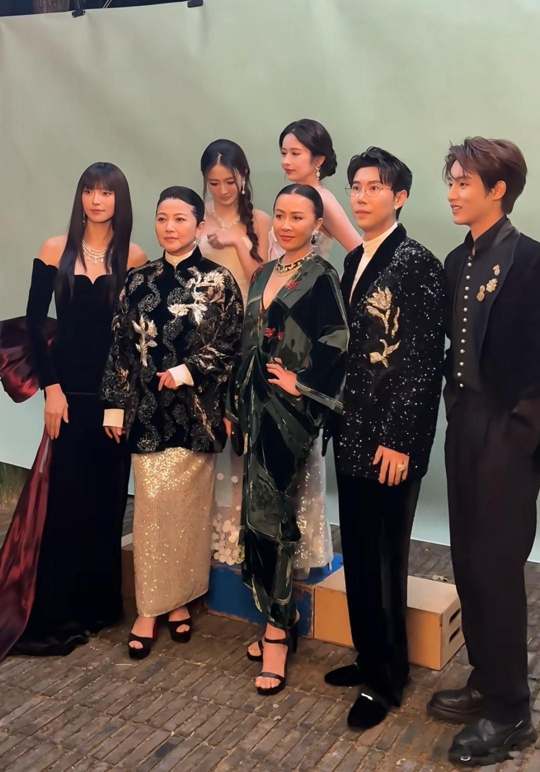 颜丙燕其实才是真美女，别看她52岁了，上镜都这么耐看，现实中应该更美，她其实比大