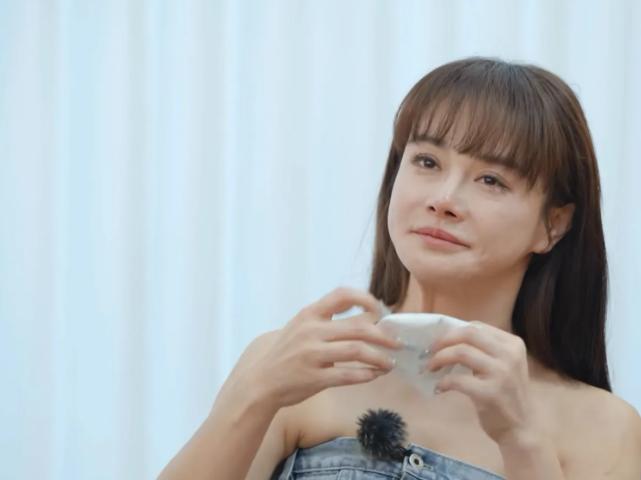 冉莹颖的父亲患了直肠癌，很想见她一面，但母亲不让她见，冉莹颖为了不背叛母亲没有去