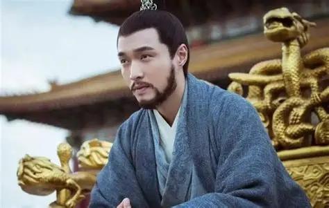 成化十一年，也就是1475年，朱见深突然在镜子前问了身边太监张敏一句话："我老了