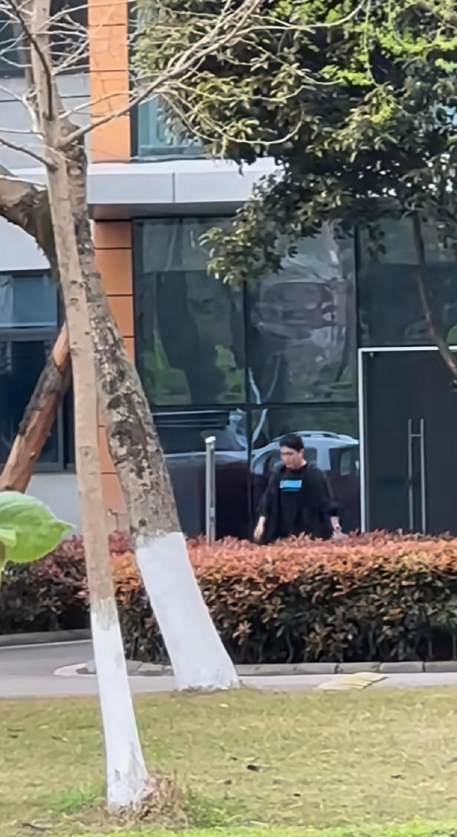 🔥成都封训里的“低调哥”梁靖崑别人都在镜头前晃悠，咱们大胖却主打一个“快