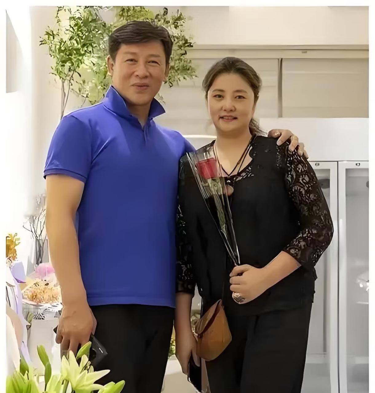 胡亚捷说:“我从来没在我老婆面前说她很胖，但她确实是胖了，胖了20斤，年轻时那小