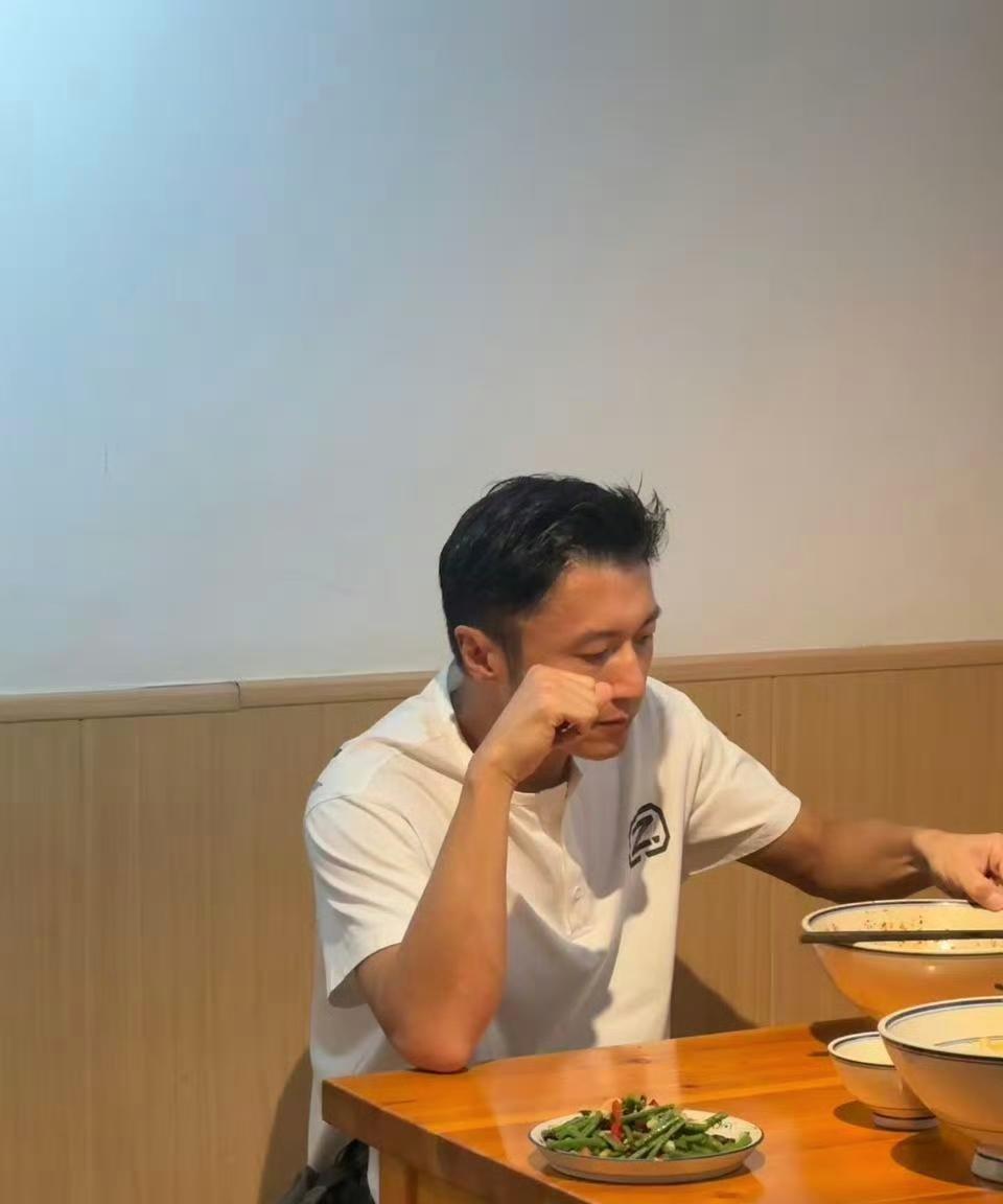 最近西安街头出现了一个极其有趣的分工：天后王菲去逛了广仁寺和城墙，而谢霆锋则一头