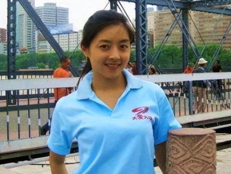2015年，四川电视台女主播佟瑶，吃完饭回宾馆途中，实在尿急，就停下车钻进路旁灌