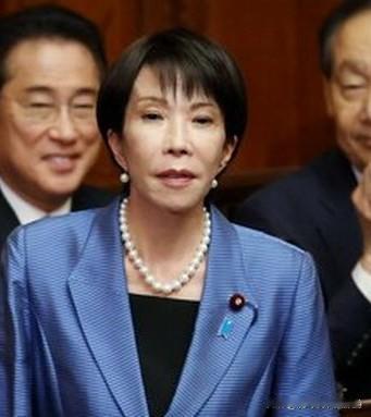 特朗普赴日“索债”,高市早苗送礼难平美方胃口!10月27日,特朗普带着强硬诉