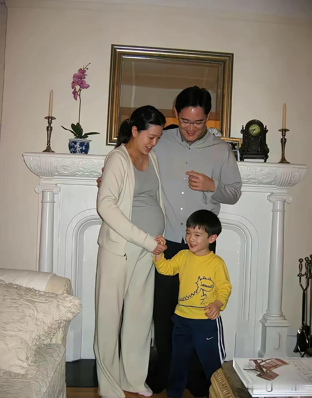 2003年，李在镕、林世玲和儿子的合影，温馨幸福，照片里林世玲穿着米白色居家服，