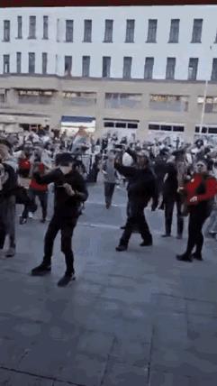 中东新移民又被德国警察揍了！中东过来的移民再掀波澜，可是德国的反暴警察并不惯着