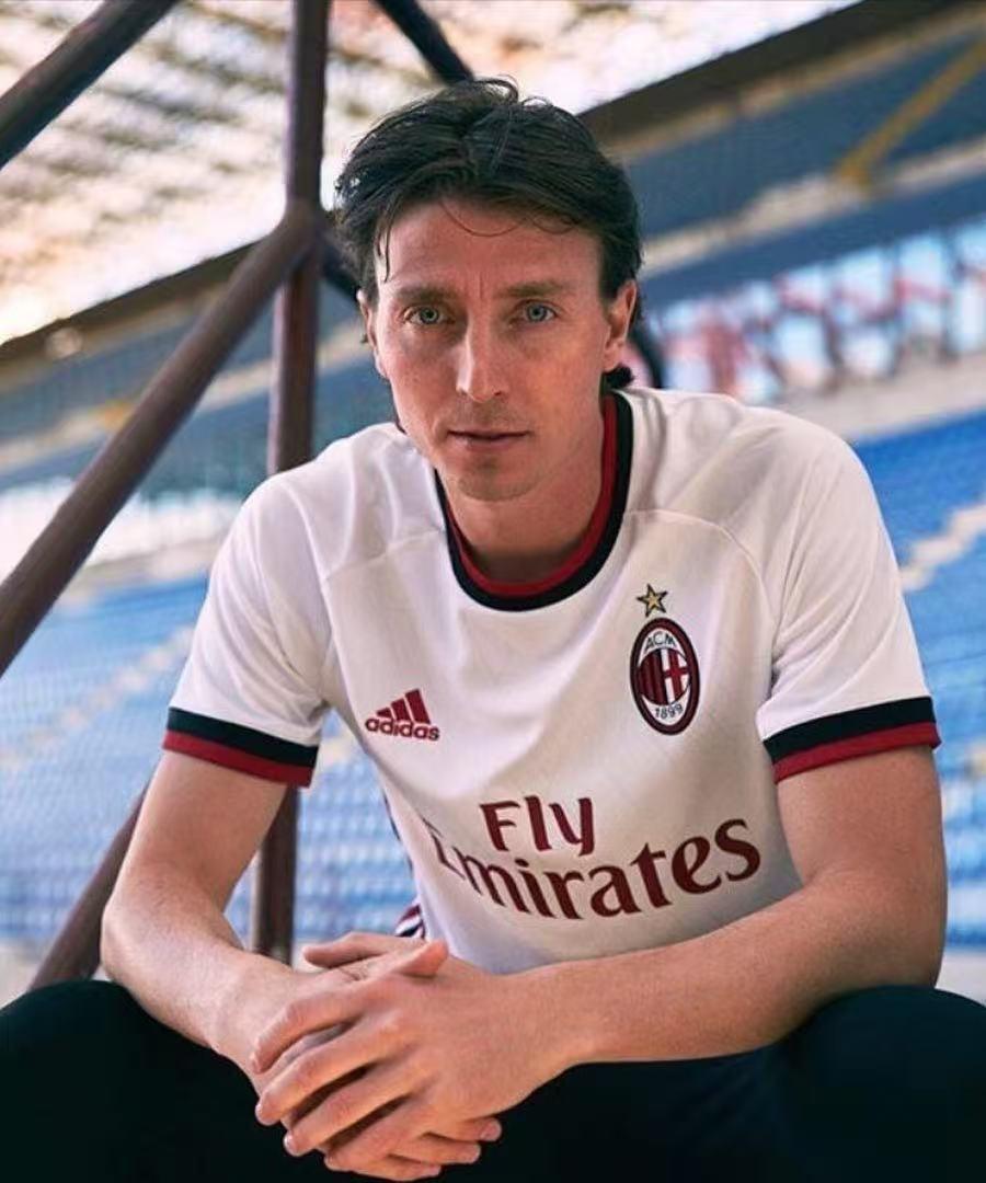 蒙托利沃在米兰的历史地位能不能进前50？答案是不能。蒙托利沃在米兰职业生涯出场