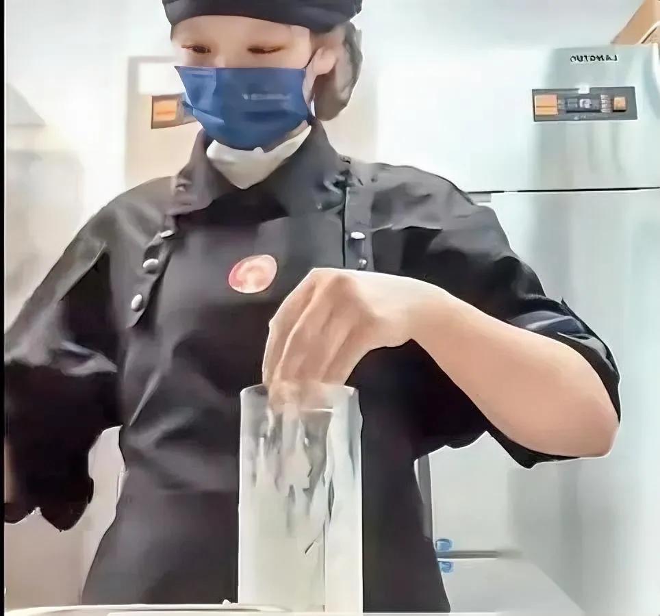 霸王茶姬那事，太唏嘘了。一个女员工的“玩梗”，直接把自己玩没了工作。不是