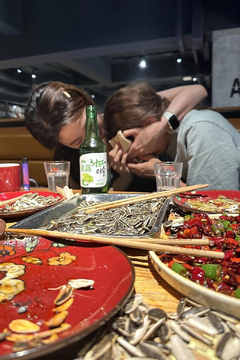 奉劝各位朋友真的不要离婚！昨天去接孩子放学，遇到了单位的同事，原来她儿子跟我的