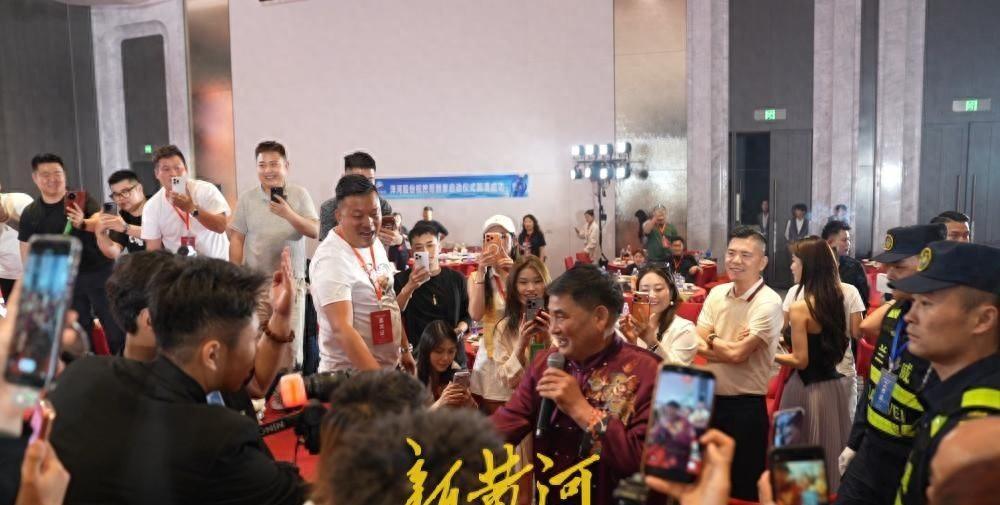 谁懂啊！朱之文“南天门大将军”翻红后有多拼？一天赶一场演出，深夜9点登台，唱完连