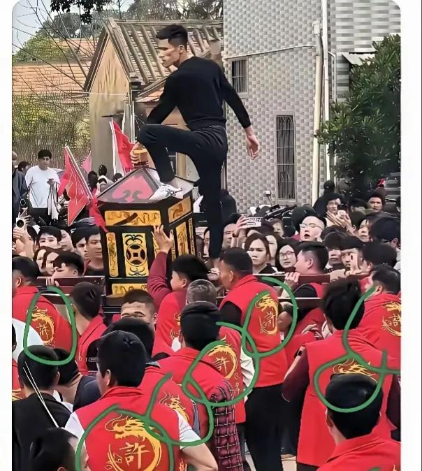 小妈祖这事儿，足踏轿顶的人，我们可能误会他了。刷到妈祖巡游视频，很多人第一
