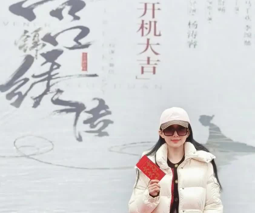 发现没？舒畅为了赚钱真拼了！别的女明星，看不上演短剧，觉得降档次了。