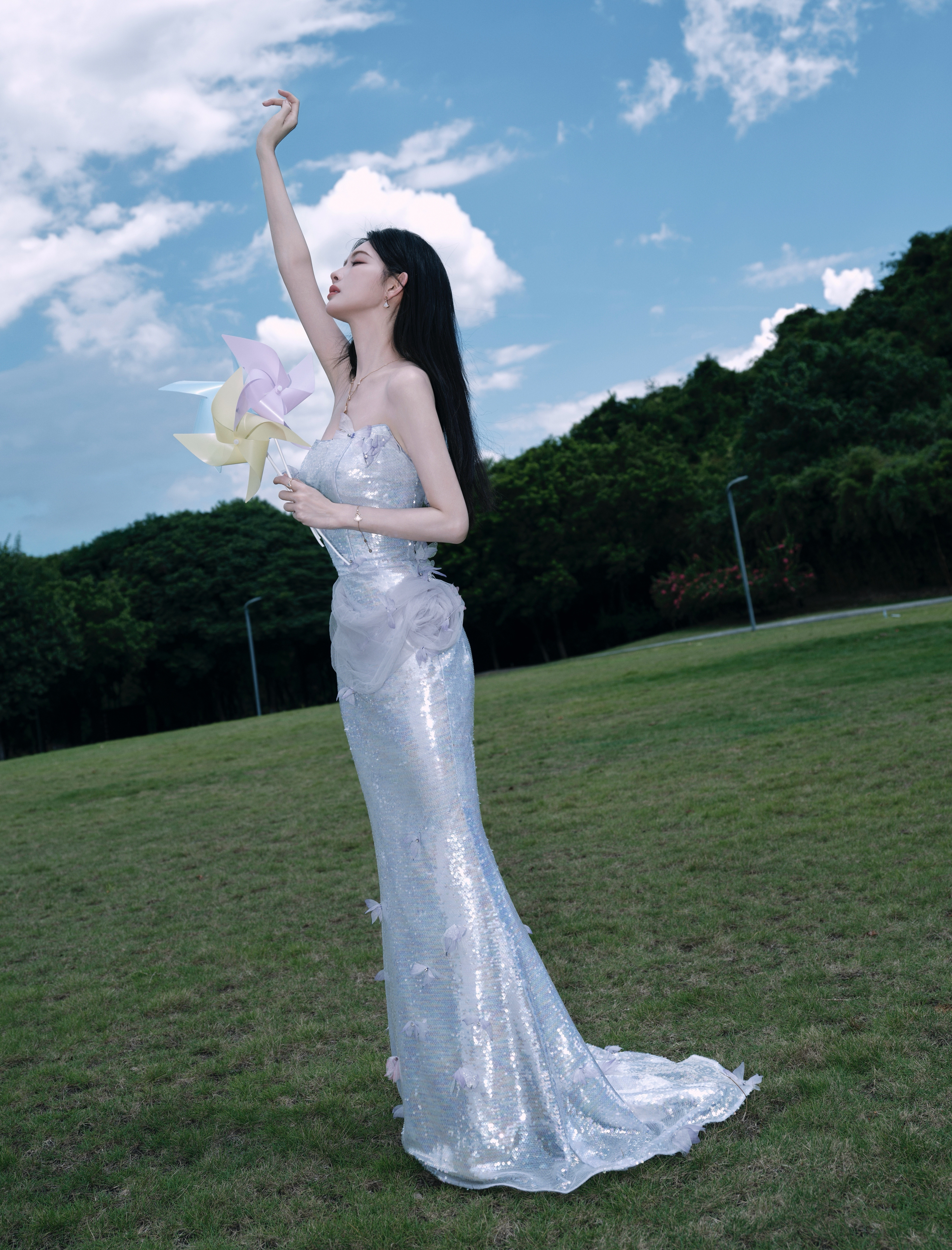 孟子义×今日营业大片，身穿BRANRU「蝶语」薄纱礼服，搭配BVLGA