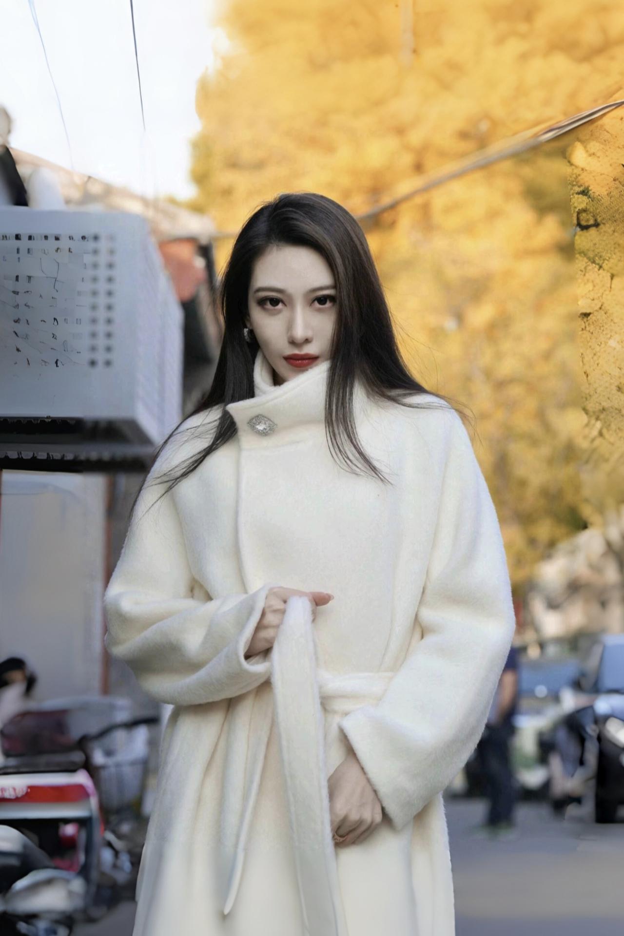 分享秋冬穿搭大衣配厚黑即保暖又靓丽又显气质简直不要不要的御姐秋冬穿搭厚