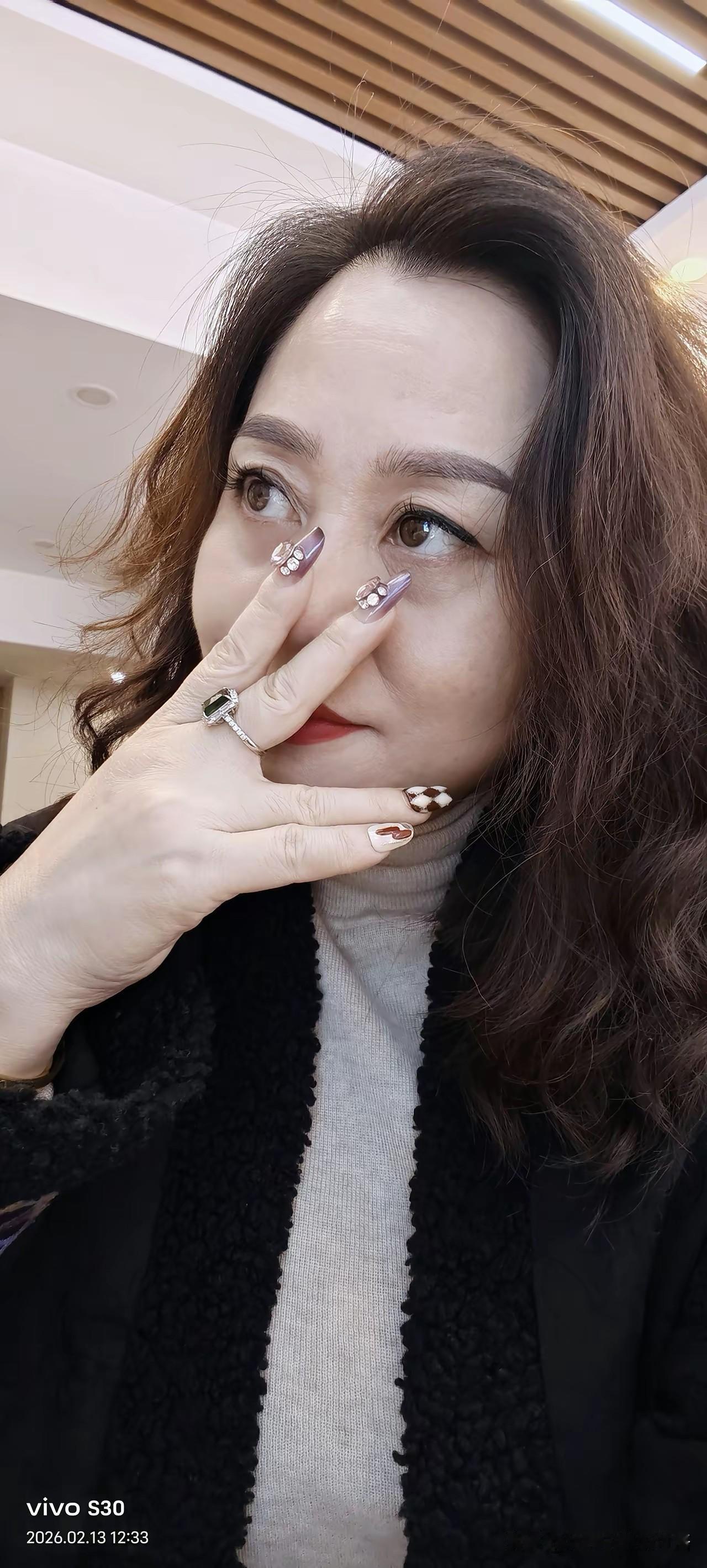 安徽女婿抱丈母娘不让走，正常且温情安徽女婿抱丈母娘不让走这一行为，实属正常且